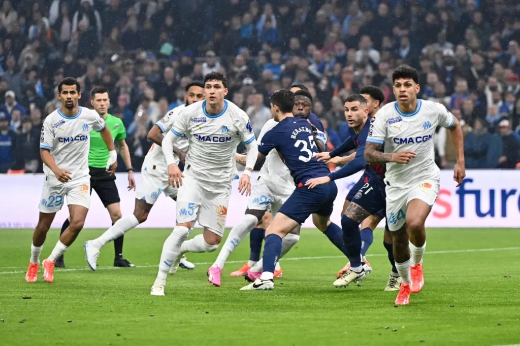 Illustration de la rivalité légendaire entre l'OM et le PSG, représentant la tension sur le terrain. Chaque rencontre entre ces deux géants du football français est un affrontement passionné, où l'enjeu dépasse le simple résultat sportif.